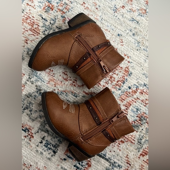 **SOLD**SOLD**SOLD**. Size 5 toddler cowboy boots - Picture 2 of 3